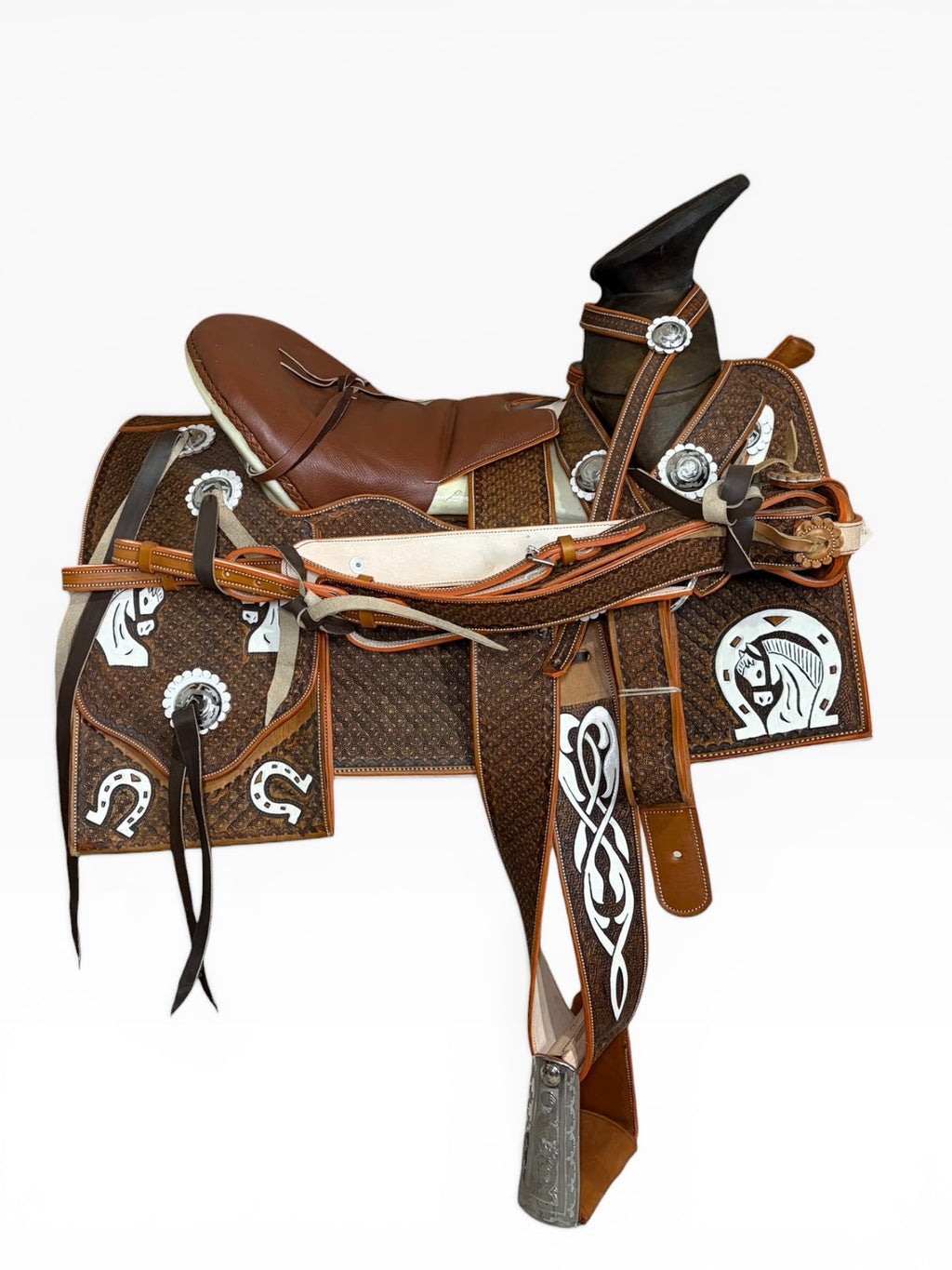 Montura Cincelada Pintada Cuadrada Fuste Bolsa de Toro.