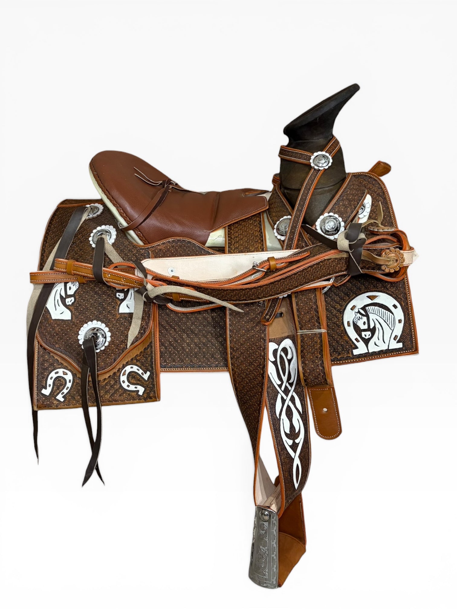 Montura Cincelada Pintada Cuadrada Fuste Bolsa de Toro.