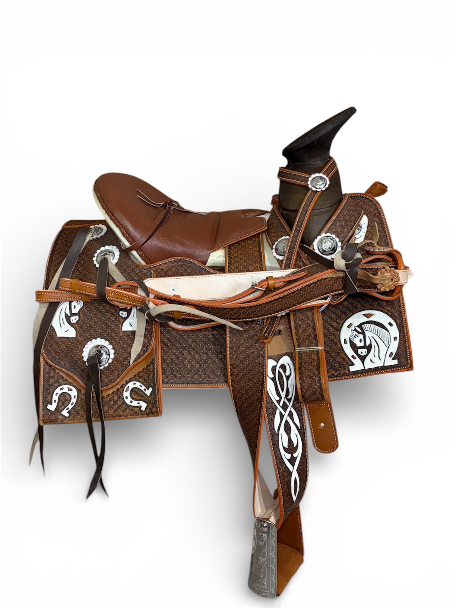 Montura Cincelada Pintada Cuadrada Fuste Bolsa de Toro.