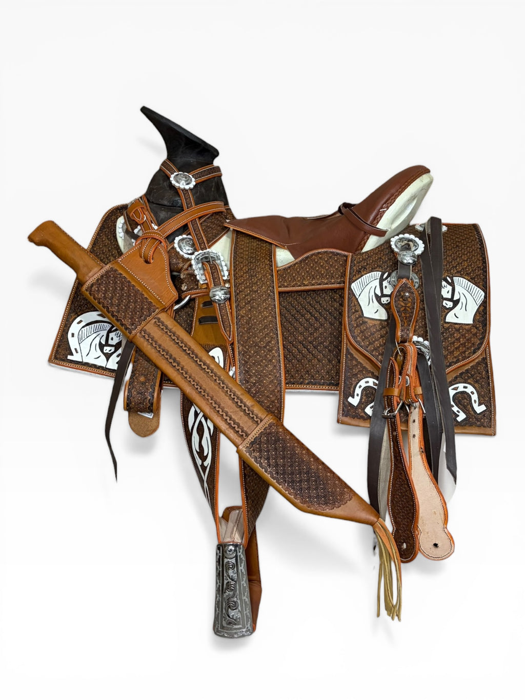 Montura Cincelada Pintada Cuadrada Fuste Bolsa de Toro.