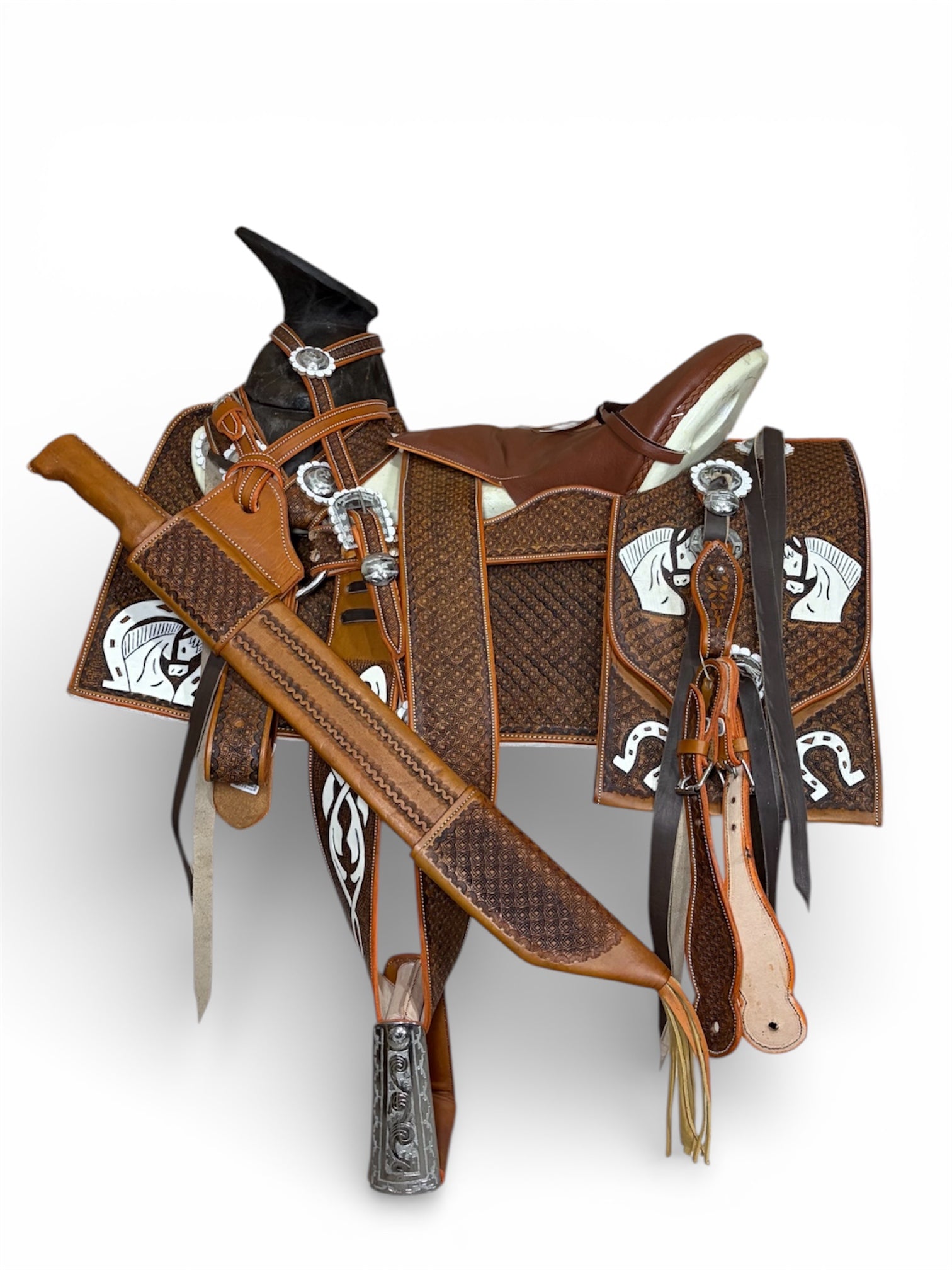 Montura Cincelada Pintada Cuadrada Fuste Bolsa de Toro.