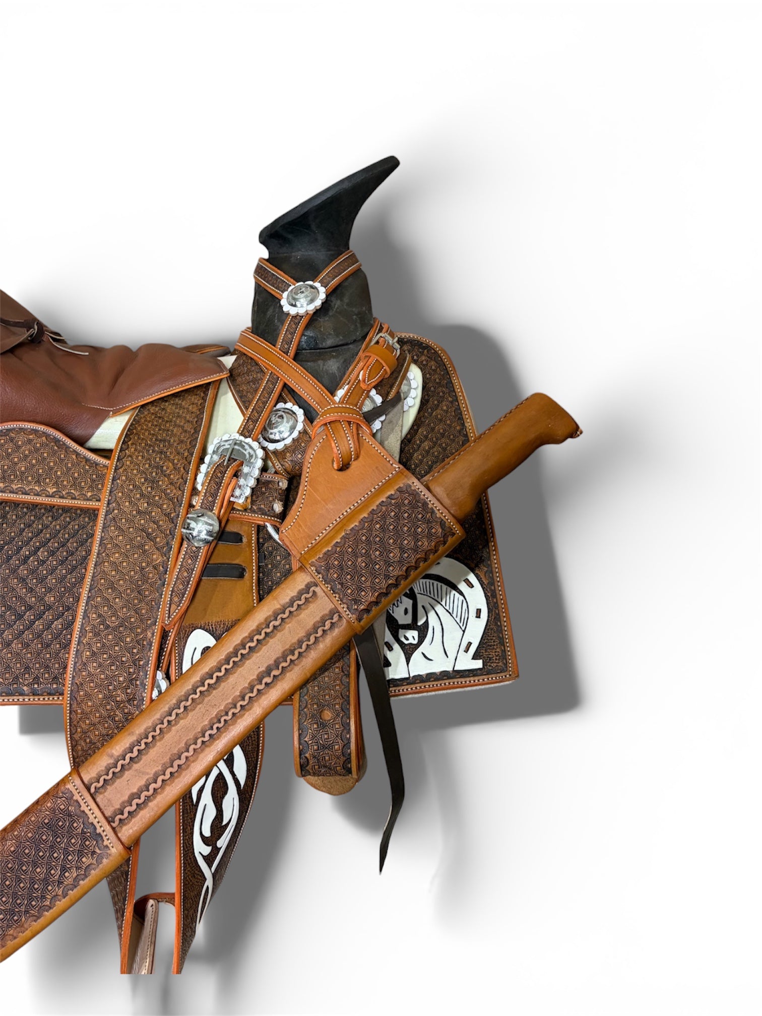 Montura Cincelada Pintada Cuadrada Fuste Bolsa de Toro.