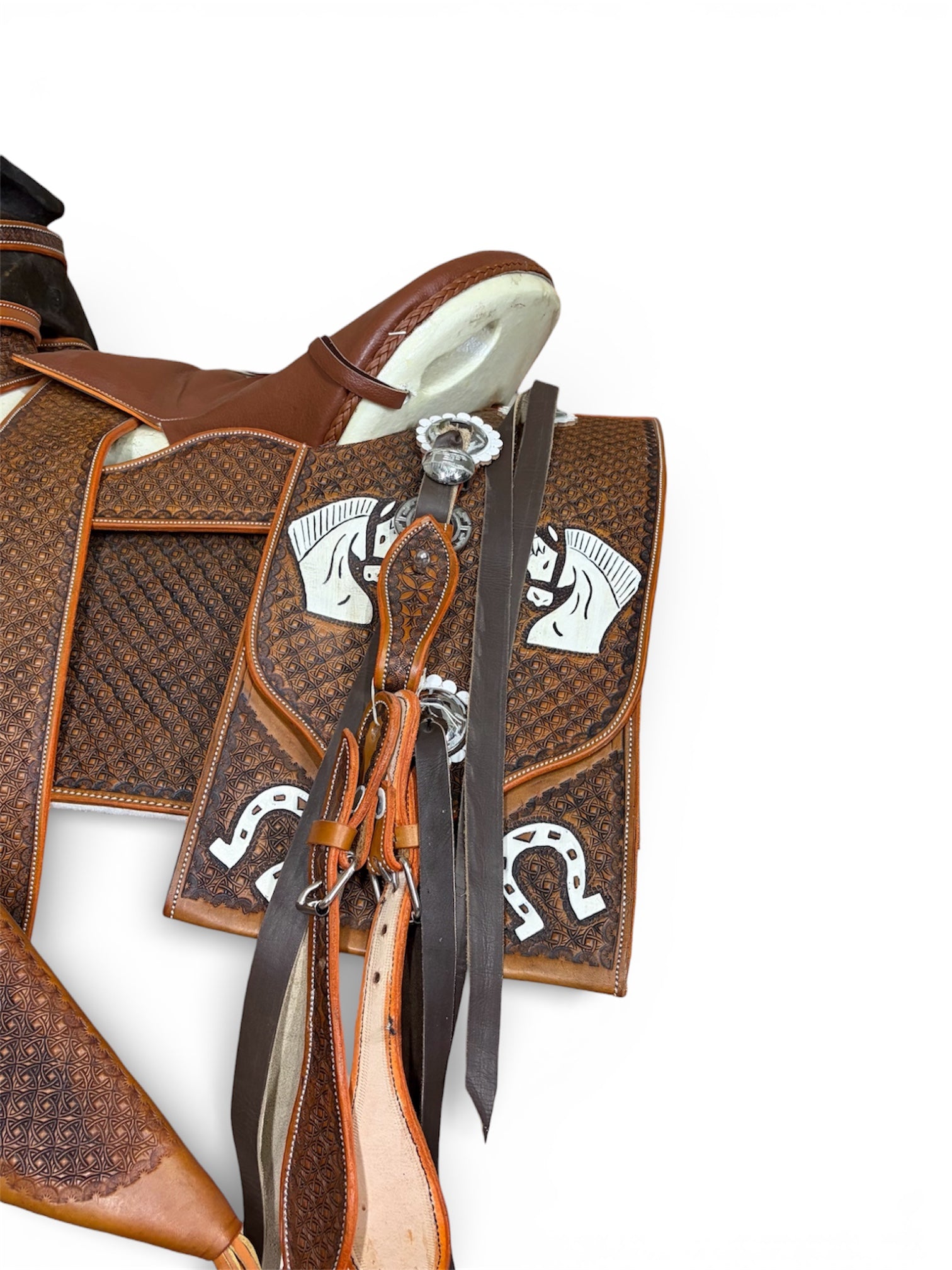 Montura Cincelada Pintada Cuadrada Fuste Bolsa de Toro.